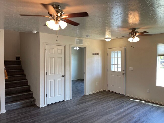 Building Photo - Beautiful 4 Bed 3 Bath in Quiet Neighboorh...