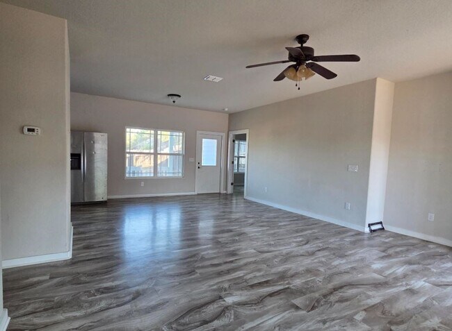 Foto del edificio - 205 Ivy Ln