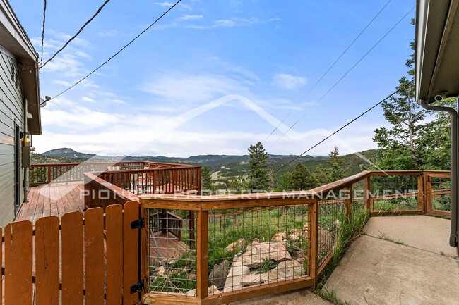 Building Photo - Spectacular House with Mountain Views and ...