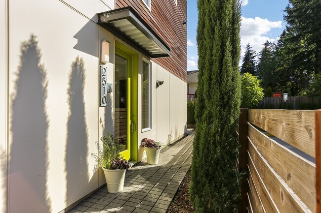 Foto del edificio - Lovely Ravenna 3bdrm/2.5 bath detached townhome  with 2 parking spaces.  - Available 8/1