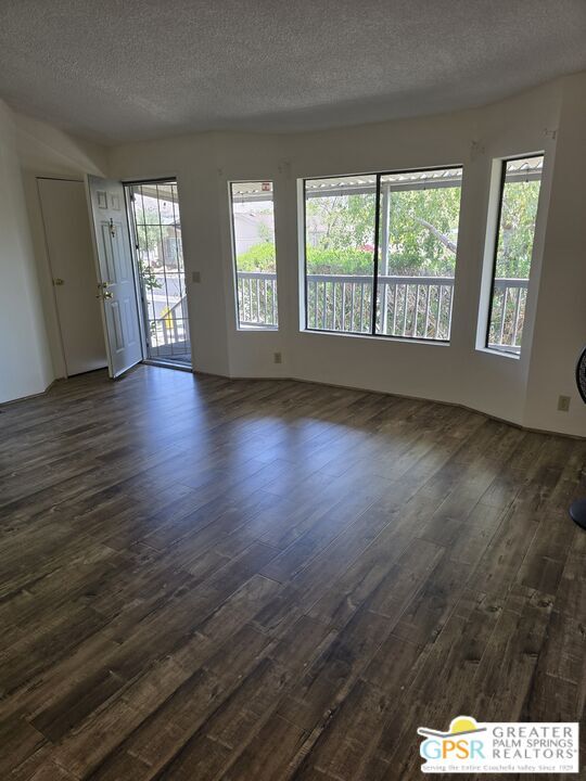 Foto del edificio - 15300 Palm Dr