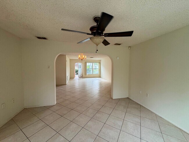 Building Photo - 9945 Woodridge Ct