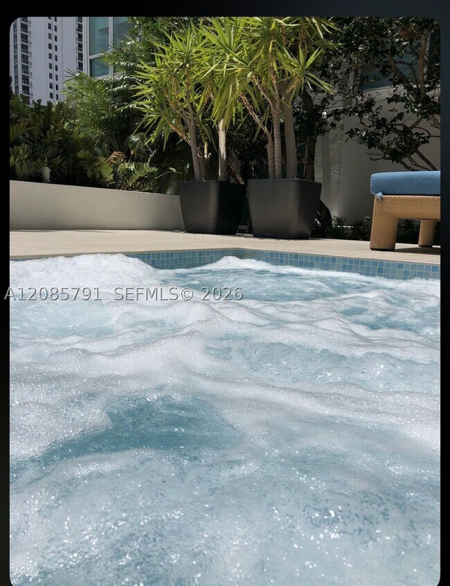 Building Photo - 950 Brickell Bay Dr