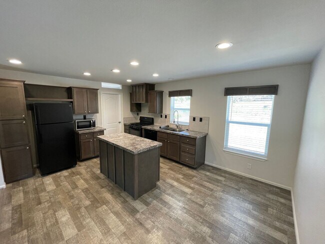 Building Photo - Great Location, 3 bed 2 bath with carport....