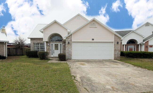 Vista frontal con garaje para dos coches. - 23 Ruby Cir