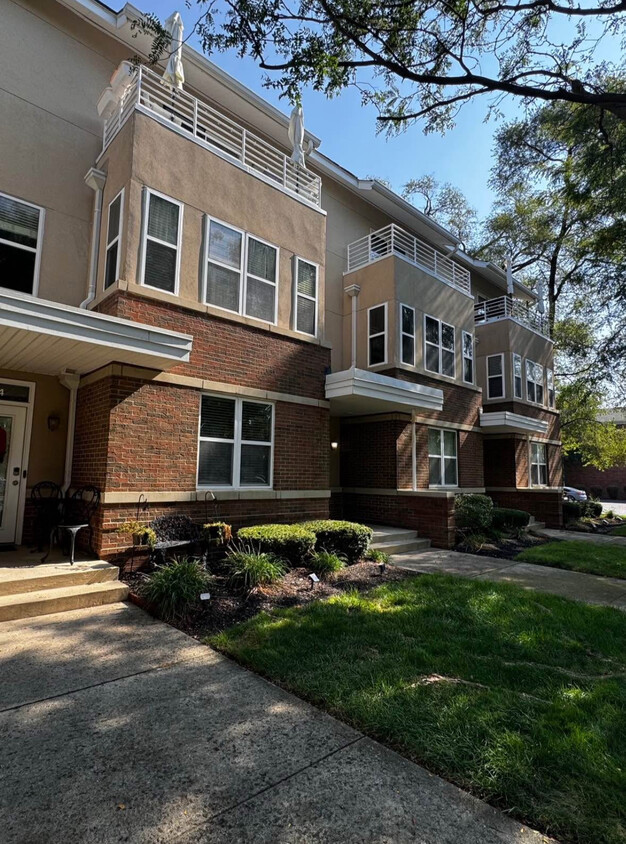 Front door / patio - 1834 Northwest Blvd