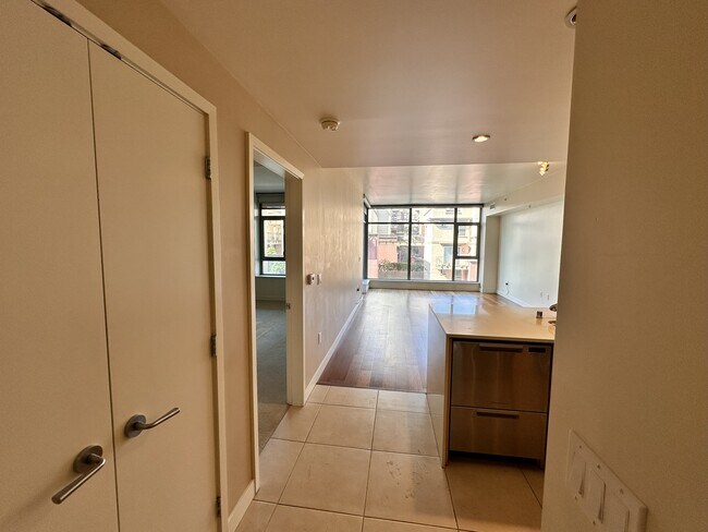 Entrada - 1441 9th Ave