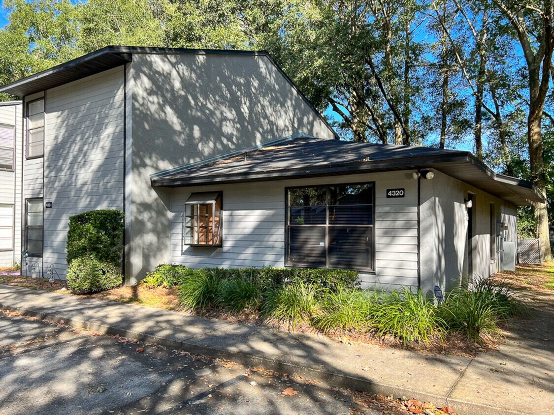 Foto principal - 2BR/1BA Flat in Marchwood - Available Nove...