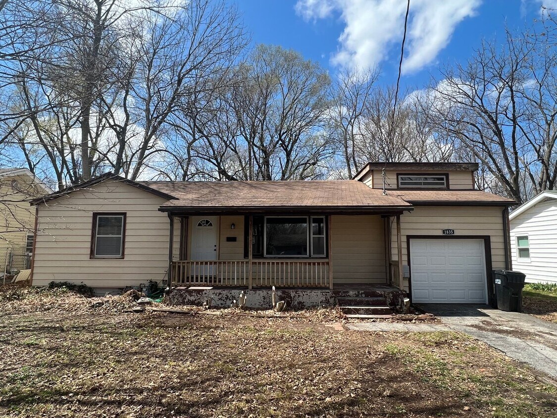 Primary Photo - Updated 3 bed/1 bath, 1130 sq ft home! 183...
