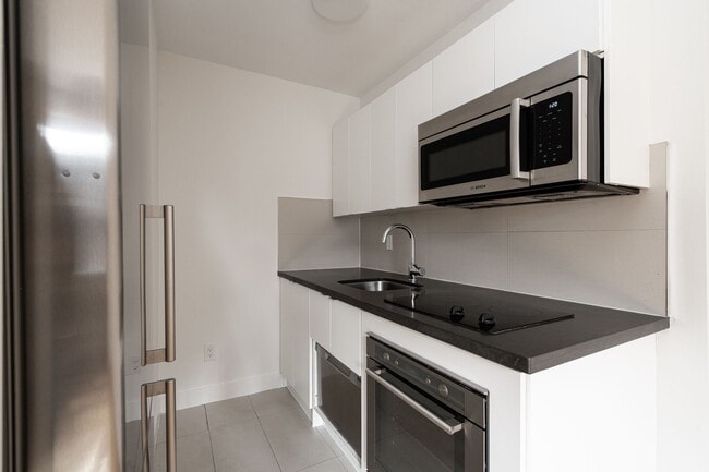 Building Photo - 263 Russell Hill Rd