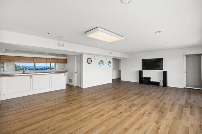 Building Photo - Luxury Living with endless Ocean Views