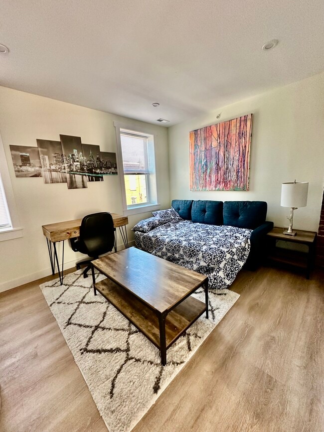 Fully furnished - 2113 S 15th St