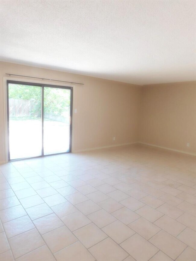 Foto del edificio - 5203 Gladstone Dr