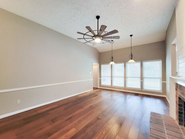 Building Photo - This beautifully maintained property has a spacious layout with ample natural light throughout. T...