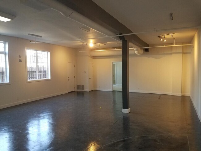 Building Photo - Large well located West Oakland condominium