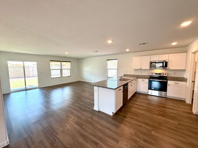 Foto del edificio - Spacious 4 Bedroom Home with Solar & Moder...