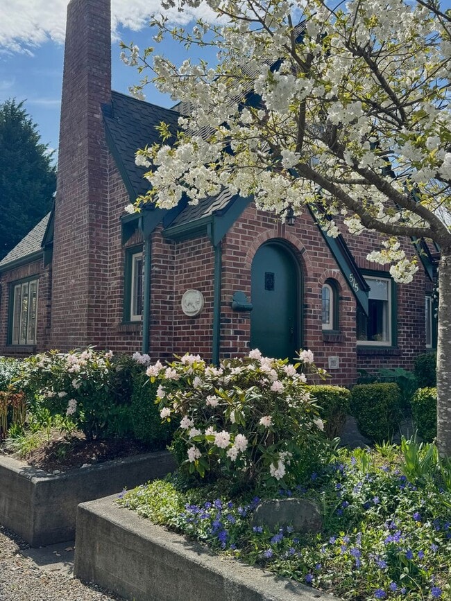 Building Photo - Old Town Poulsbo....Charming Brick Tudor w...