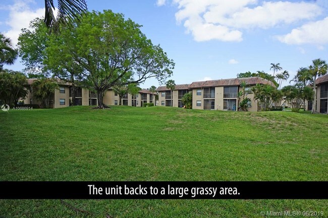 Foto del edificio - 6832 Palmetto Cir S