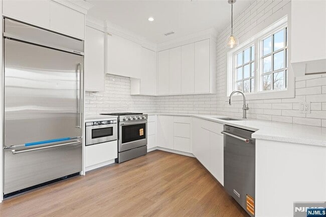 Building Photo - 445 Ramapo Valley Rd