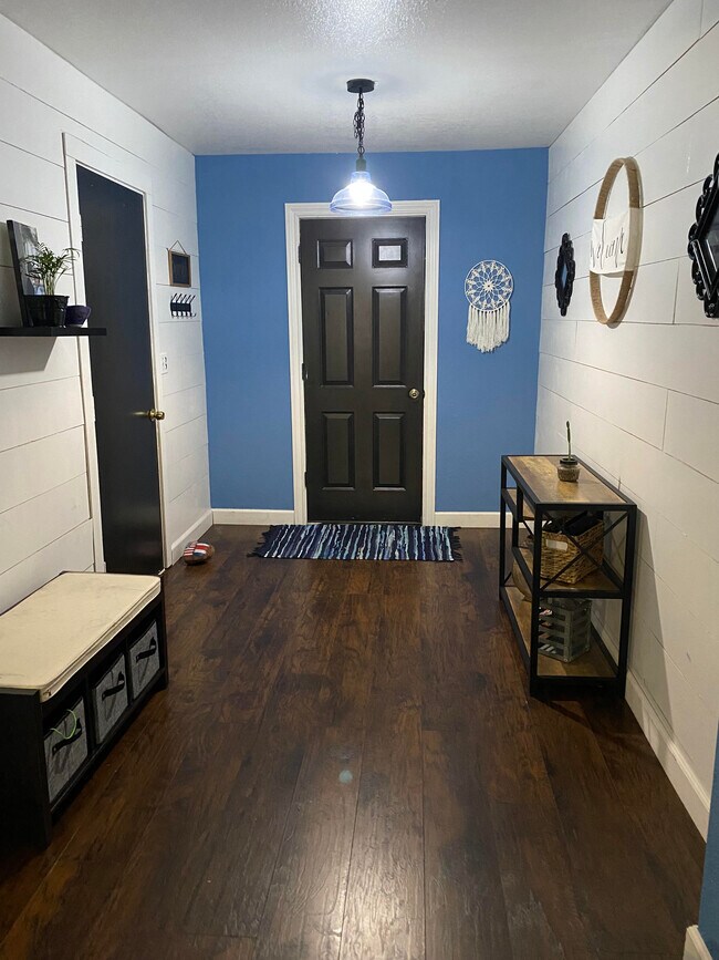 Building Photo - 453 E Royal Palms Dr
