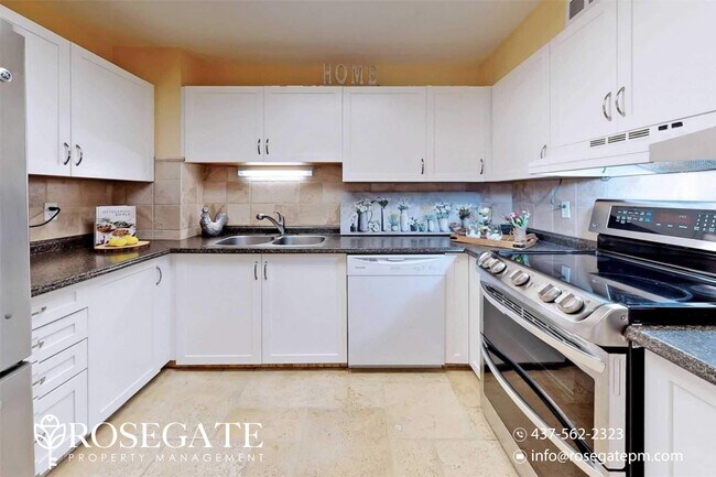 Photo du bâtiment - Spacious 3-Bedroom Condo with Parking & Stainless Steel Appliances – Kitchener