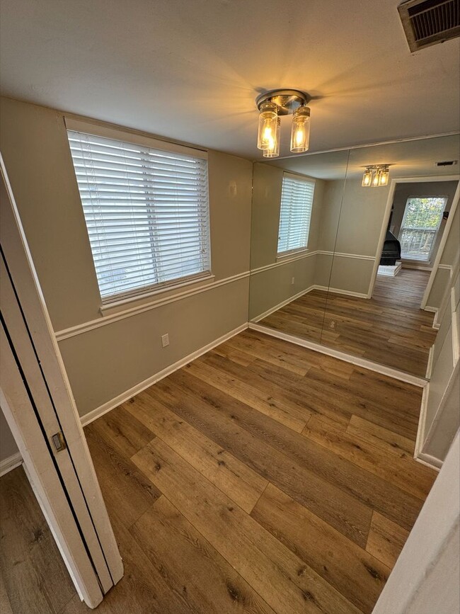 Building Photo - 2 bed townhouse in Quail Hollow! Community...