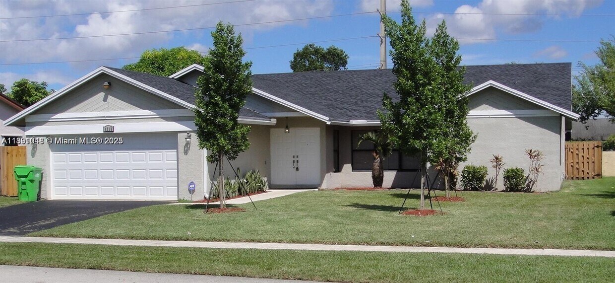 Foto principal - 9815 NW 43rd St