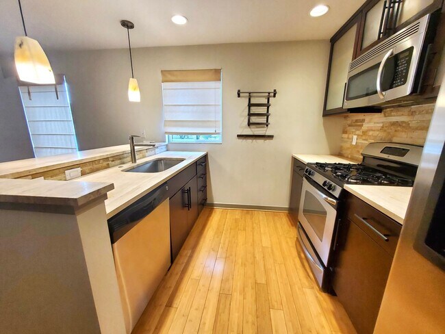 Building Photo - Great Townhome For Rent