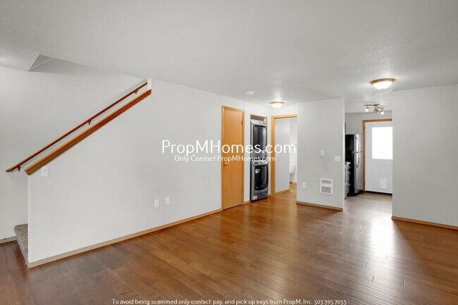 Building Photo - Updated Townhome in Newberg - Deposit Spec...