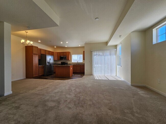 Building Photo - Like new 2Bed, 2.5 Bath with Den/Office To...