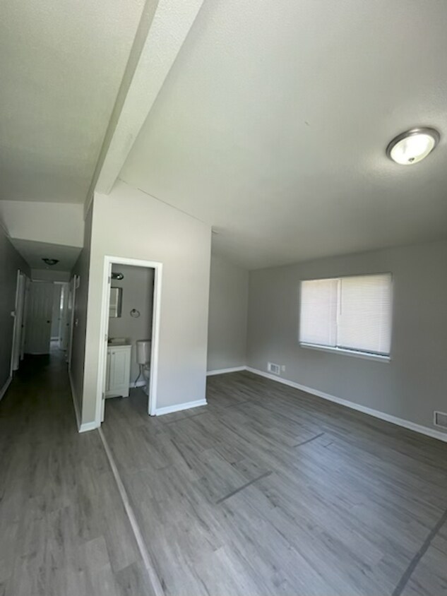 Foto del edificio - COMING SOON! 2 Bedrooms, 1 bathroom in Bel...
