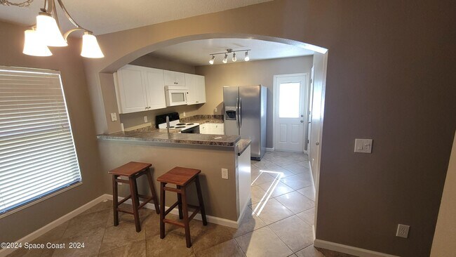 Building Photo - 850 Luminary Cir