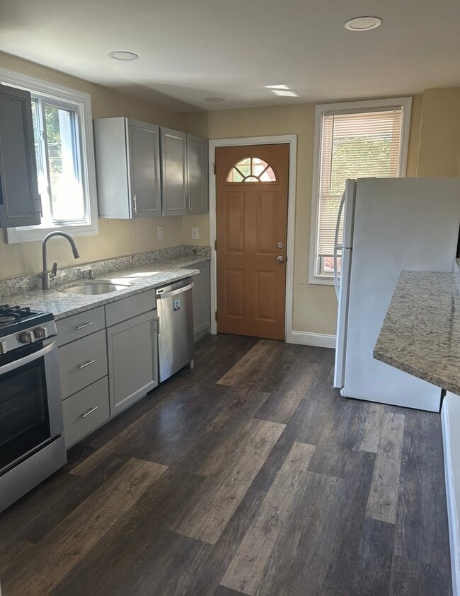 Kitchen - 927 Jancey St