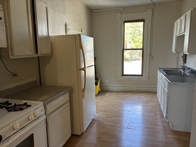 Building Photo - 3 bedroom 1 bath unit in South Minneapolis