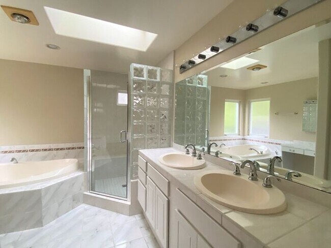 Foto del edificio - 3BR 3BA home, located in beautiful Solana Beach! Spacious layout with lush landscape