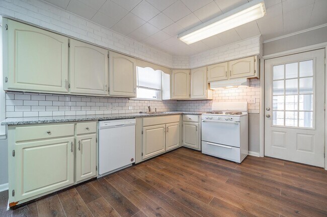 Foto del edificio - Updated 2 Bedroom Ranch with Sunroom & Garage!