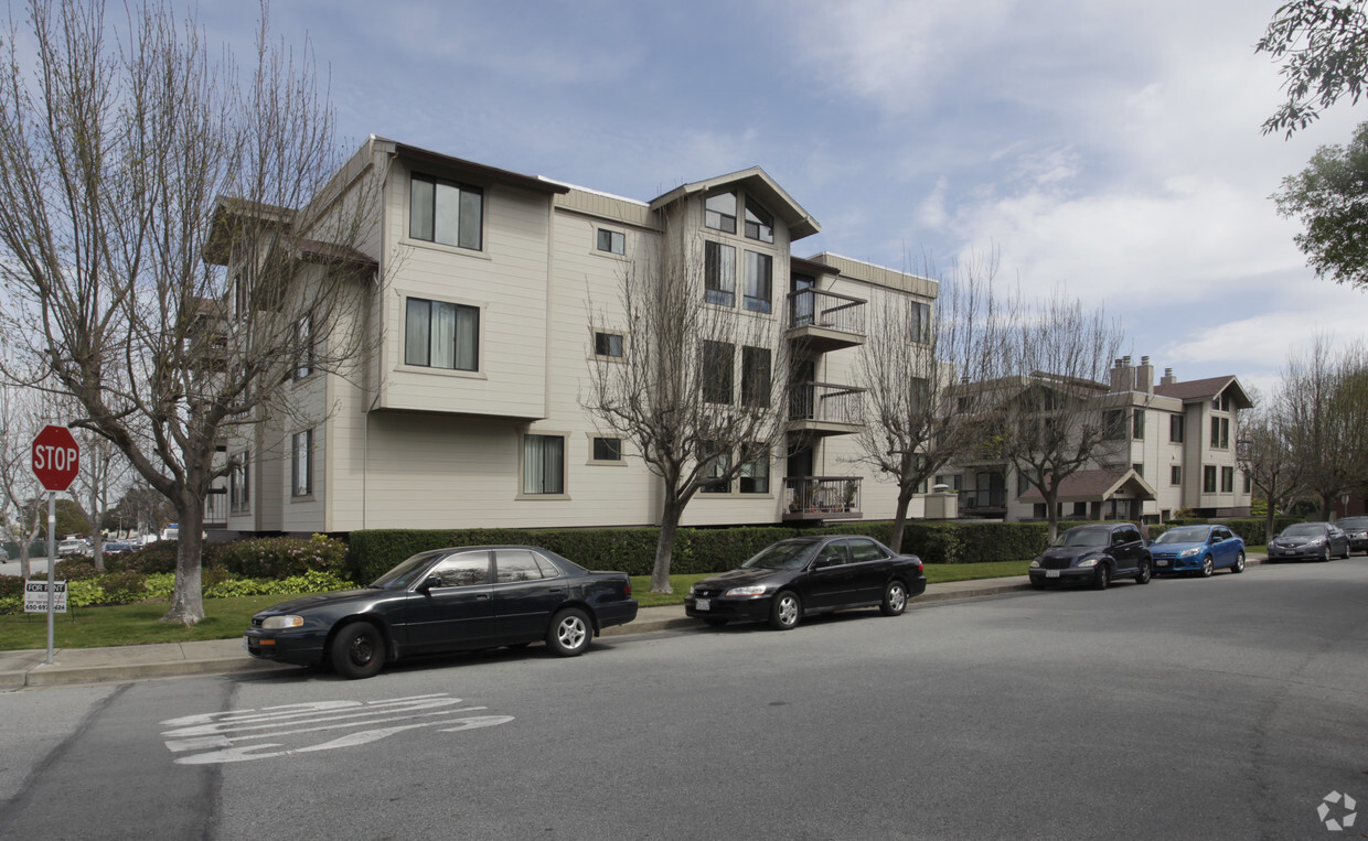 Foto del edificio - 500 Poplar Avenue Apartments