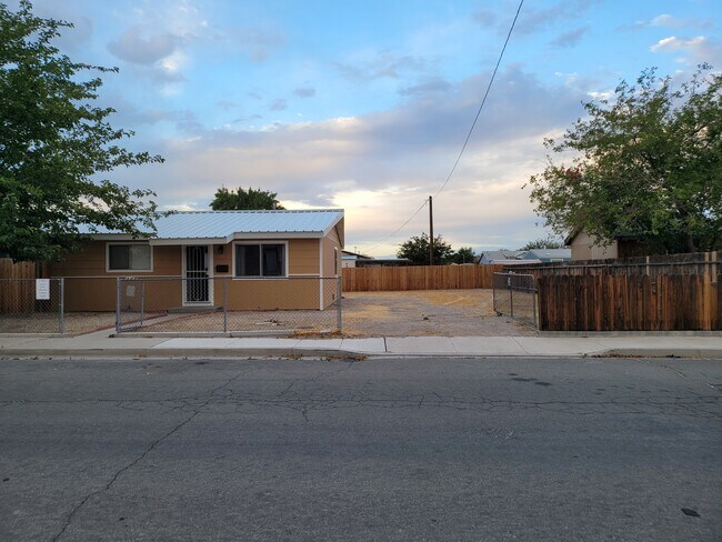 Building Photo - 521 Wildes St