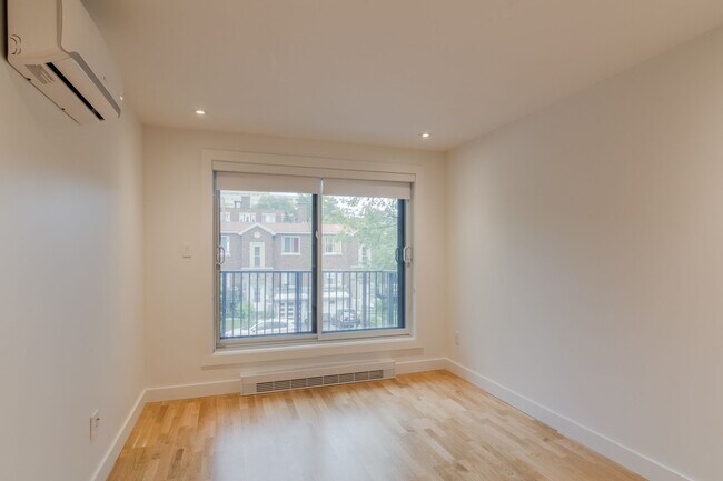 Building Photo - 3195 Av. Van Horne