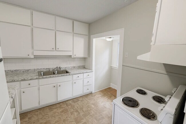 Building Photo - 1302 Lindley Ave