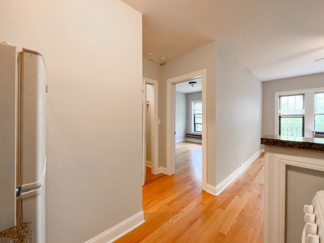 Building Photo - 842 W Wolfram St