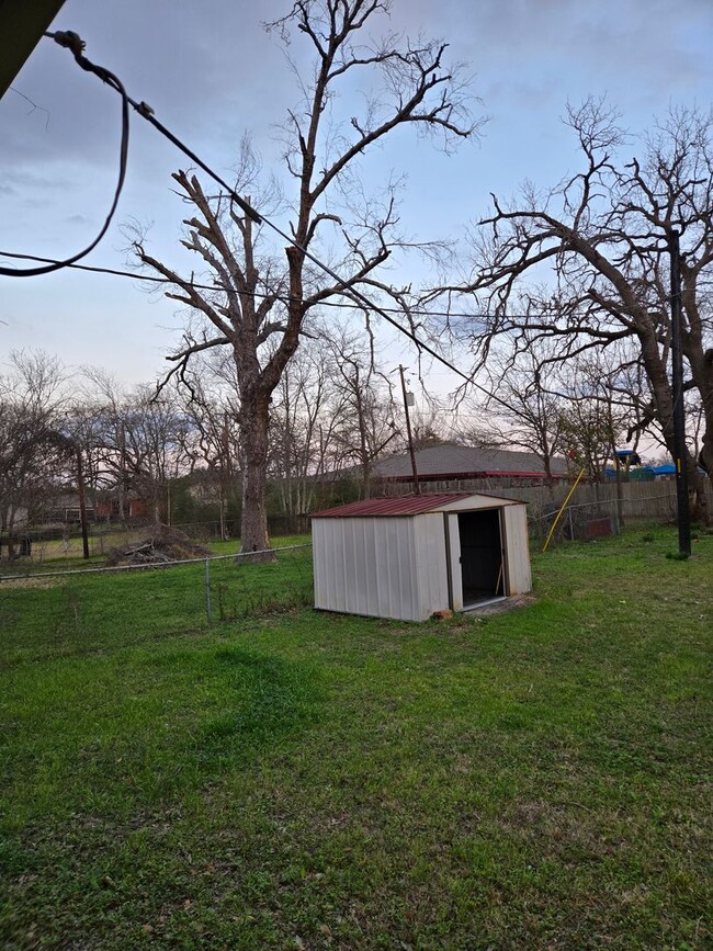 Building Photo - Bryan - 4 bedroom / 2 bath / fenced in back yard, Home - Available Now