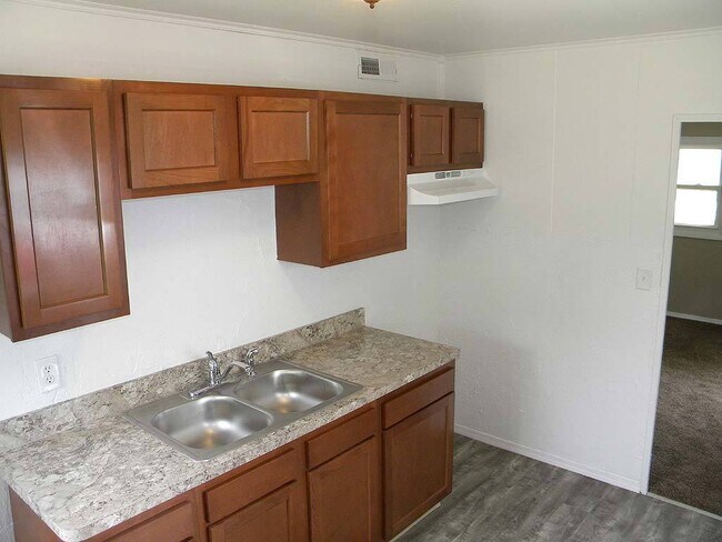 Building Photo - Beautifully Updated 2-Bedroom Ranch in Hom...