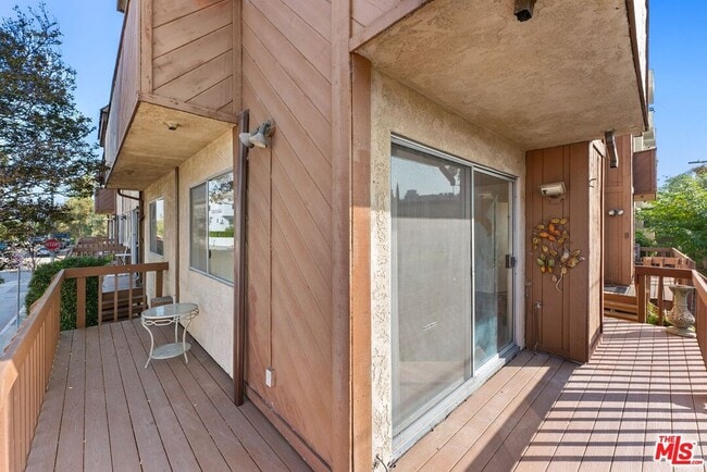 Building Photo - 5827 Tujunga Ave