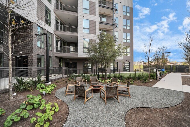 Foto del edificio - 2810 Riverby Rd