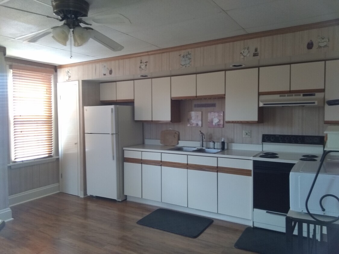 table&chairs included - 313 Unity Way