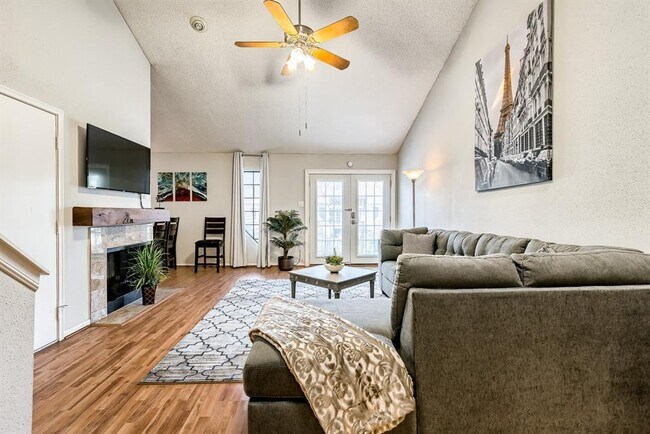 Foto del edificio - 2425 Holly Hall St
