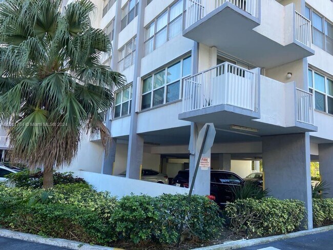 Foto del edificio - 1300 NE Miami Gardens Dr