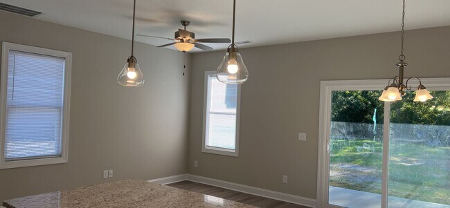 Foto del edificio - Beautiful 2 bedroom, 2.5 bath Townhouse