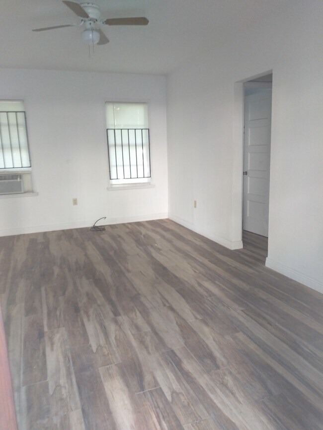 Foto del edificio - 411 NE 36th St
